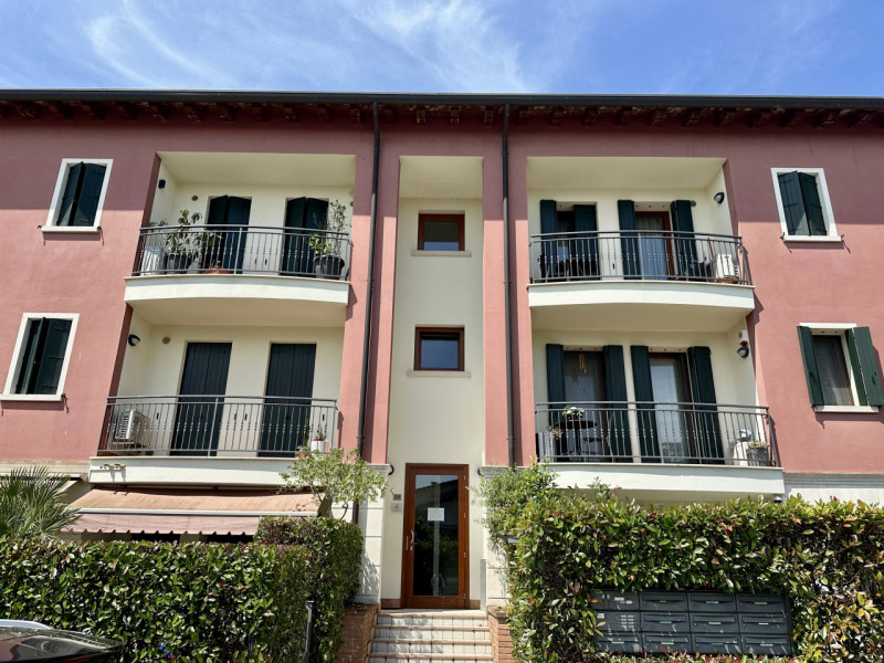 COMPOSIZIONE:
Appartamento al piano primo composto da salotto con angolo cottura, due camere da l...