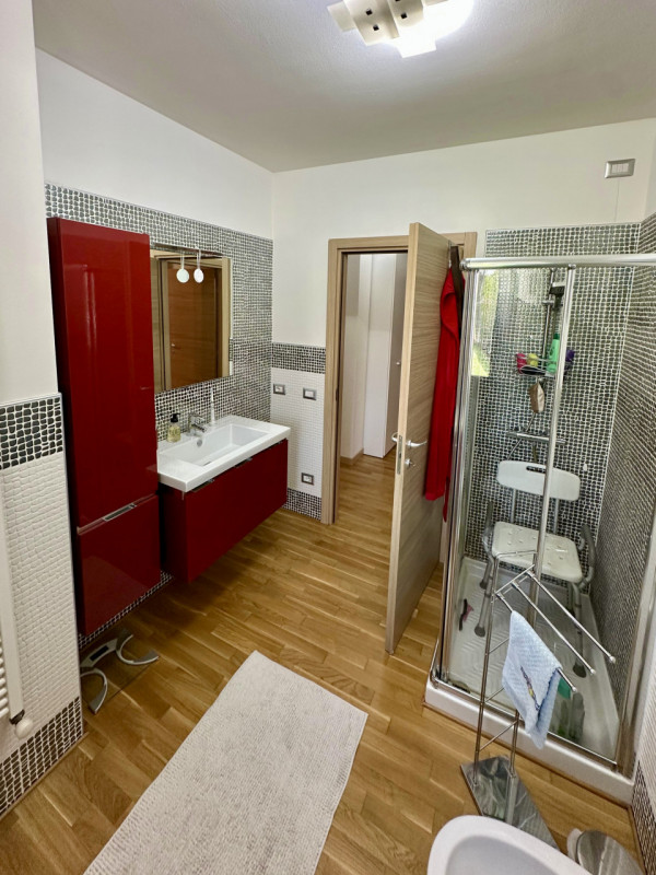 COMPOSIZIONE:
Appartamento al piano primo composto da salotto con angolo cottura, due camere da l...