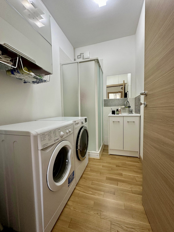 COMPOSIZIONE:
Appartamento al piano primo composto da salotto con angolo cottura, due camere da l...