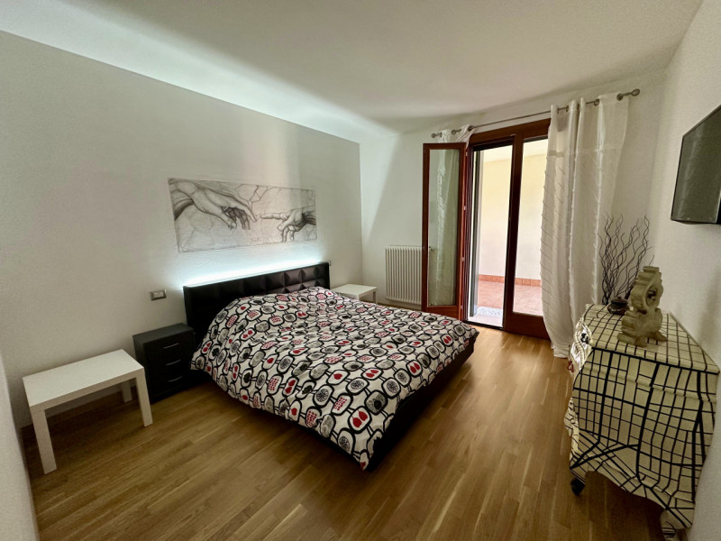 COMPOSIZIONE:
Appartamento al piano primo composto da salotto con angolo cottura, due camere da l...