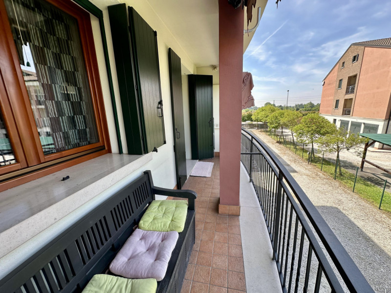 COMPOSIZIONE:
Appartamento al piano primo composto da salotto con angolo cottura, due camere da l...