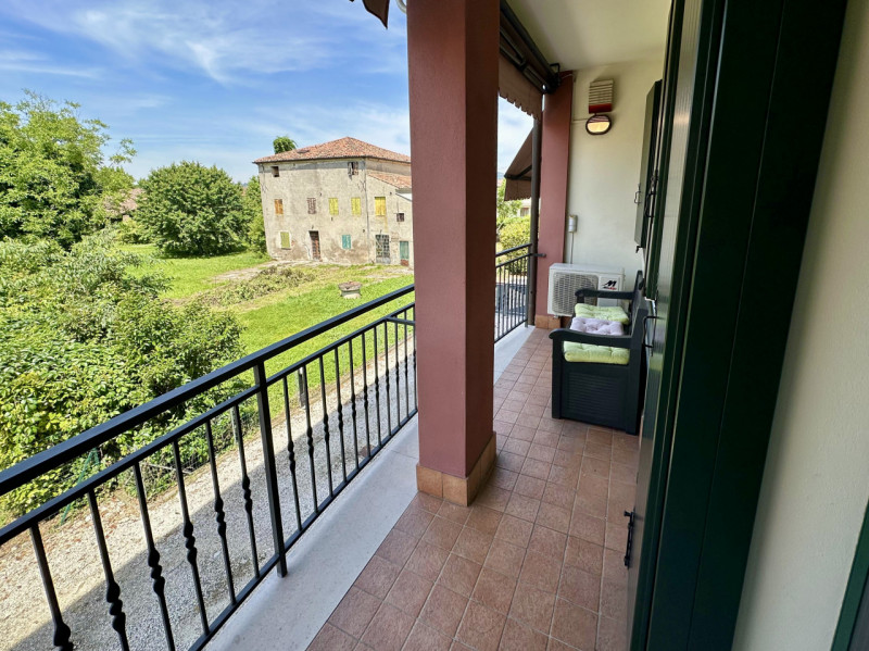 COMPOSIZIONE:
Appartamento al piano primo composto da salotto con angolo cottura, due camere da l...