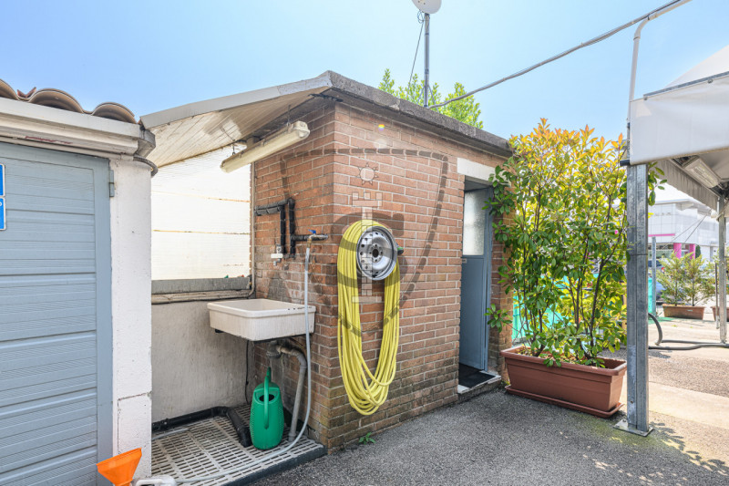 Proponiamo in vendita un'attività di autolavaggio a mano ben avviata, nel Comune di Marostica, si...