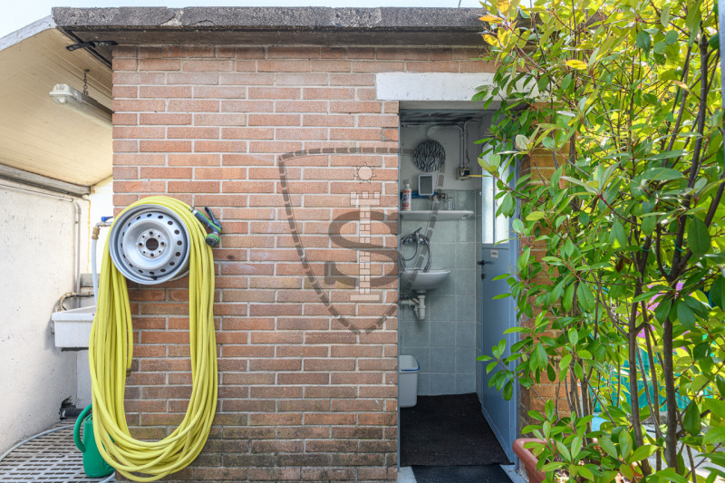Proponiamo in vendita un'attività di autolavaggio a mano ben avviata, nel Comune di Marostica, si...