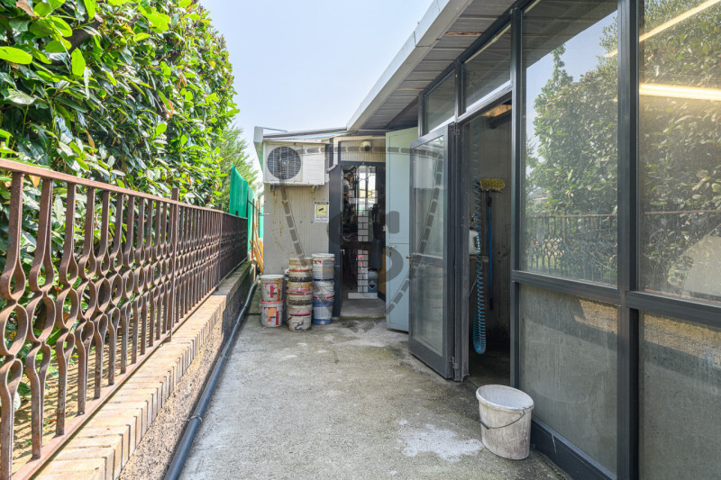 Proponiamo in vendita un'attività di autolavaggio a mano ben avviata, nel Comune di Marostica, si...