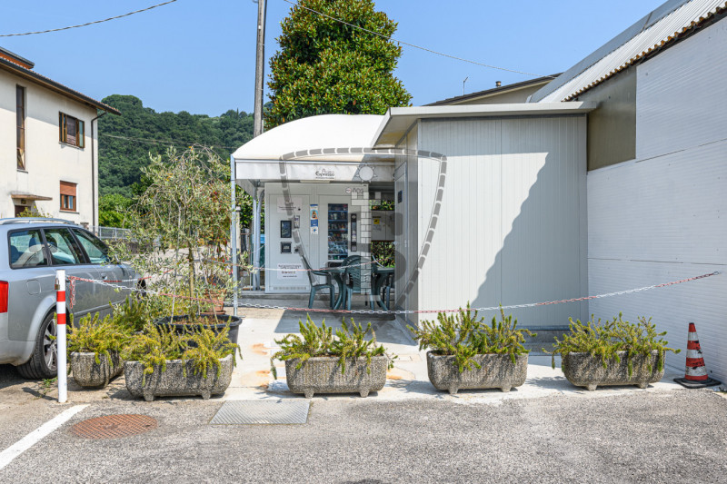 Proponiamo in vendita un'attività di autolavaggio a mano ben avviata, nel Comune di Marostica, si...