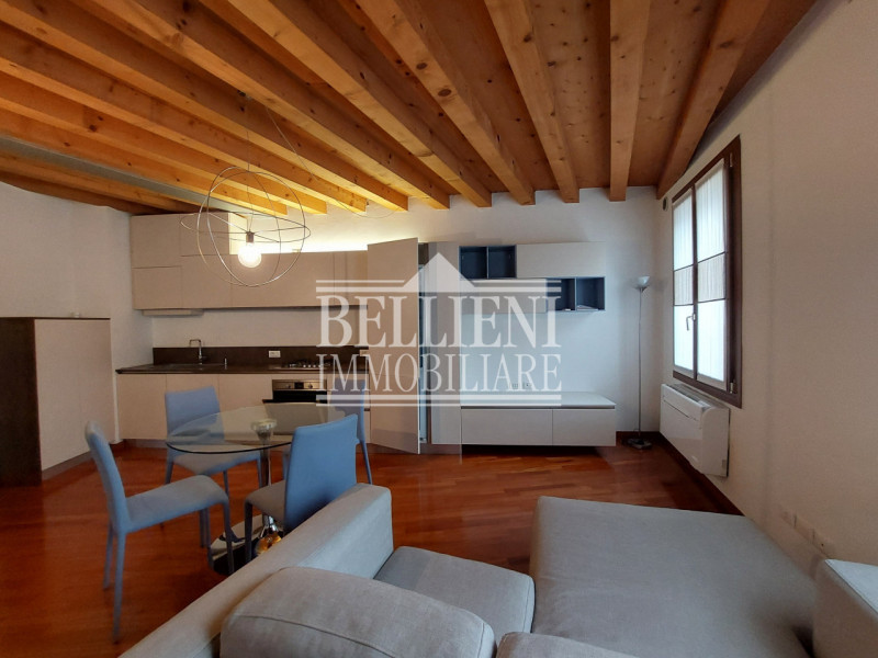 PONTE DEGLI ANGELI: Nel cuore del centro storico, all’interno di un elegante palazzetto d’epoca c...