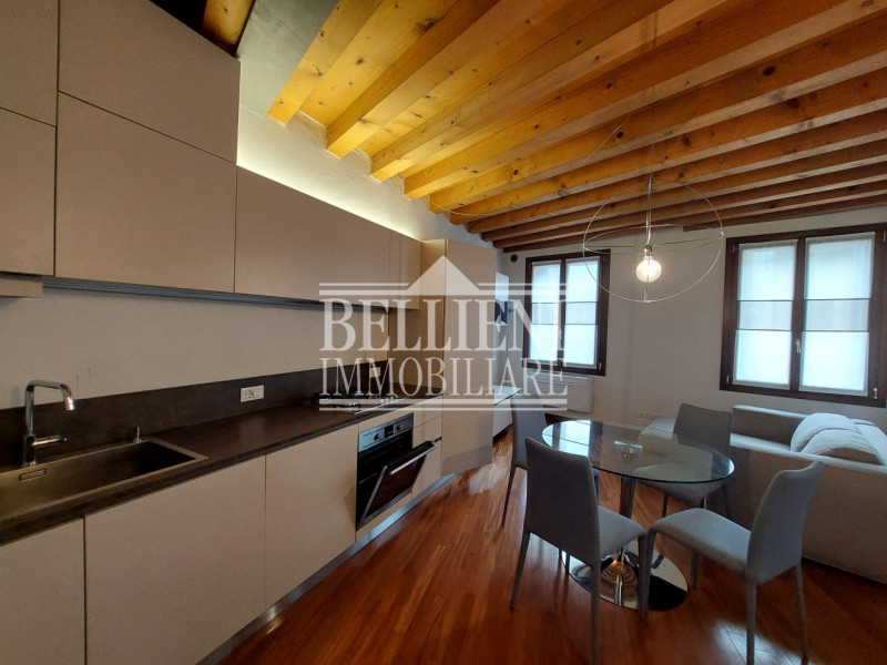 PONTE DEGLI ANGELI: Nel cuore del centro storico, all’interno di un elegante palazzetto d’epoca c...