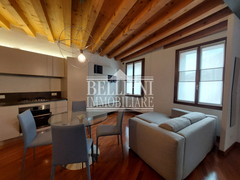 PONTE DEGLI ANGELI: Nel cuore del centro storico, all’interno di un elegante palazzetto d’epoca c...