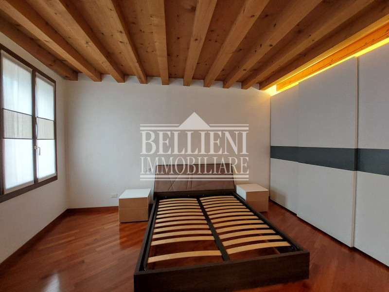 PONTE DEGLI ANGELI: Nel cuore del centro storico, all’interno di un elegante palazzetto d’epoca c...