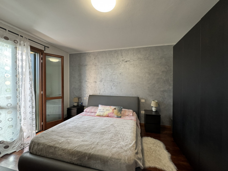 COMPOSIZIONE:
Appartamento posto al piano primo,  si compone da zona giorno con cucina a vista e ...