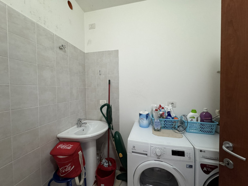 COMPOSIZIONE:
Appartamento posto al piano primo,  si compone da zona giorno con cucina a vista e ...