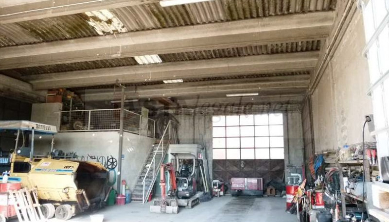 POZZOLEONE (VI) VIA CAPITELLI 12-14 - Piena proprietà di un capannone adibito a magazzino e rimes...