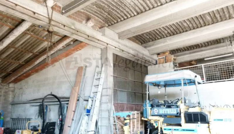 POZZOLEONE (VI) VIA CAPITELLI 12-14 - Piena proprietà di un capannone adibito a magazzino e rimes...