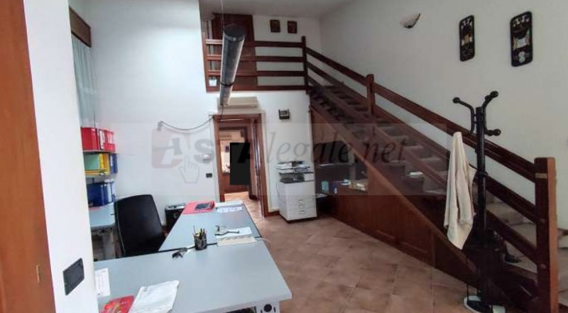 POZZOLEONE (VI) VIA CAPITELLI 12-14 - Piena proprietà di un capannone adibito a magazzino e rimes...