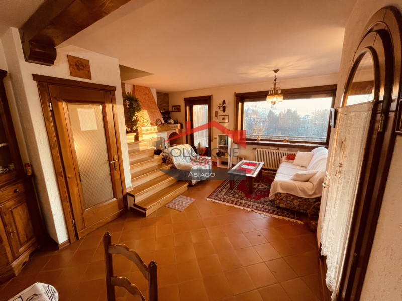 Scopri questa splendida villetta bifamiliare situata a pochi passi dal centro di Gallio. Con una ...