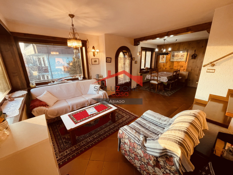 Scopri questa splendida villetta bifamiliare situata a pochi passi dal centro di Gallio. Con una ...