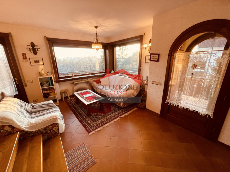 Scopri questa splendida villetta bifamiliare situata a pochi passi dal centro di Gallio. Con una ...