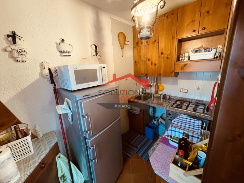 Scopri questa splendida villetta bifamiliare situata a pochi passi dal centro di Gallio. Con una ...