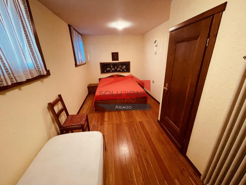 Scopri questa splendida villetta bifamiliare situata a pochi passi dal centro di Gallio. Con una ...