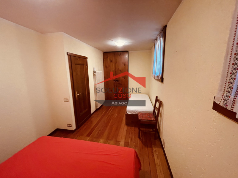 Scopri questa splendida villetta bifamiliare situata a pochi passi dal centro di Gallio. Con una ...