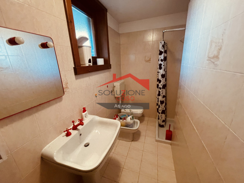 Scopri questa splendida villetta bifamiliare situata a pochi passi dal centro di Gallio. Con una ...