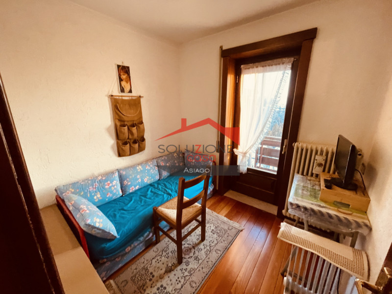 Scopri questa splendida villetta bifamiliare situata a pochi passi dal centro di Gallio. Con una ...