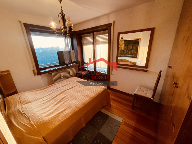 Scopri questa splendida villetta bifamiliare situata a pochi passi dal centro di Gallio. Con una ...