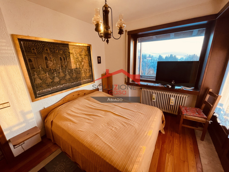 Scopri questa splendida villetta bifamiliare situata a pochi passi dal centro di Gallio. Con una ...