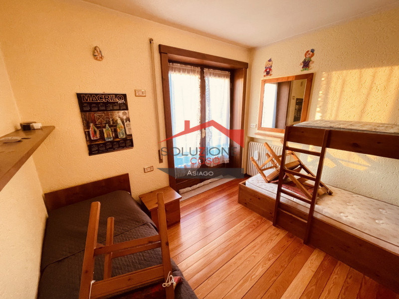 Scopri questa splendida villetta bifamiliare situata a pochi passi dal centro di Gallio. Con una ...