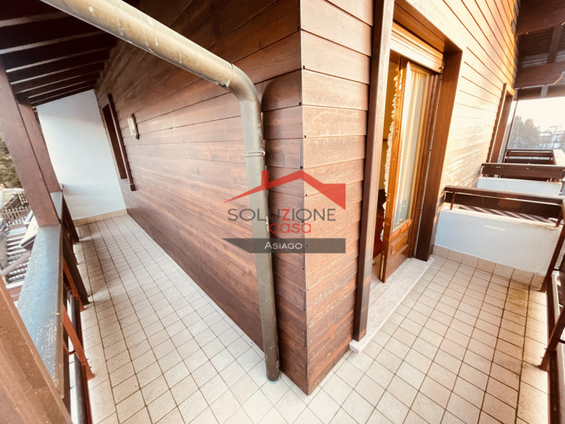 Scopri questa splendida villetta bifamiliare situata a pochi passi dal centro di Gallio. Con una ...