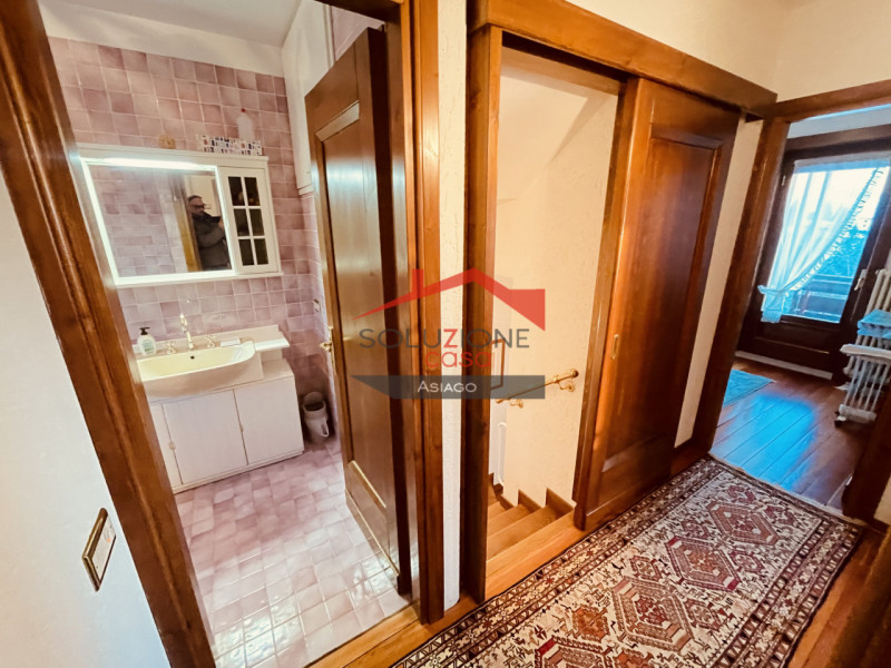 Scopri questa splendida villetta bifamiliare situata a pochi passi dal centro di Gallio. Con una ...