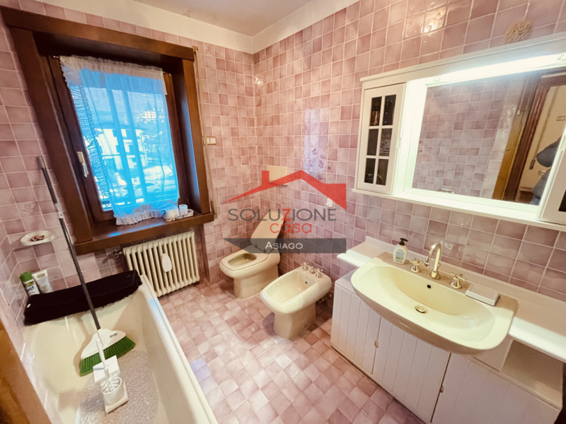 Scopri questa splendida villetta bifamiliare situata a pochi passi dal centro di Gallio. Con una ...