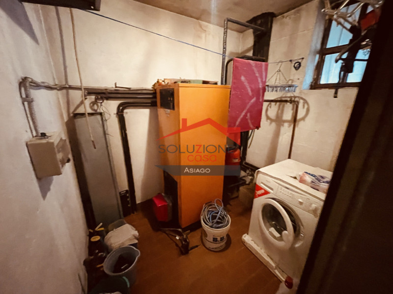 Scopri questa splendida villetta bifamiliare situata a pochi passi dal centro di Gallio. Con una ...