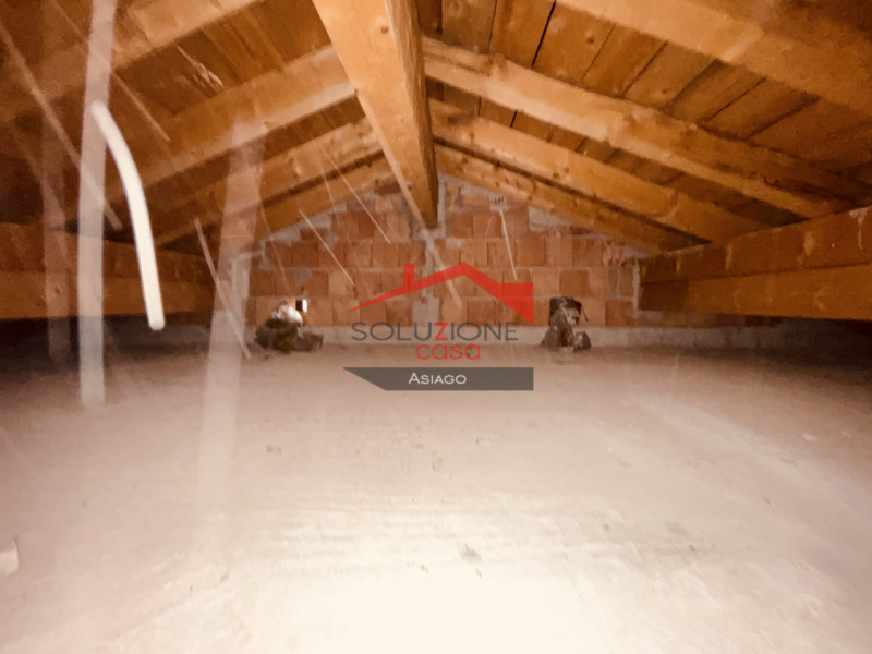 Scopri questa splendida villetta bifamiliare situata a pochi passi dal centro di Gallio. Con una ...