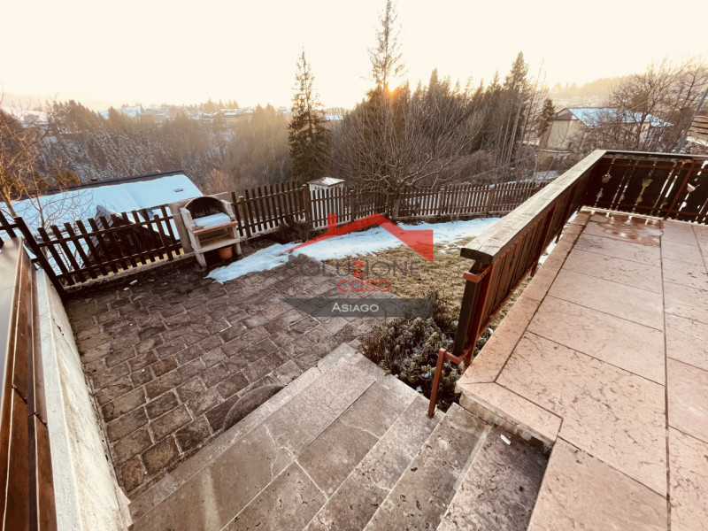 Scopri questa splendida villetta bifamiliare situata a pochi passi dal centro di Gallio. Con una ...