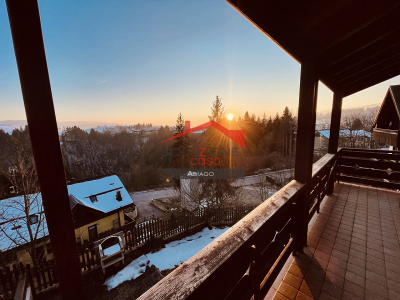 Scopri questa splendida villetta bifamiliare situata a pochi passi dal centro di Gallio. Con una ...