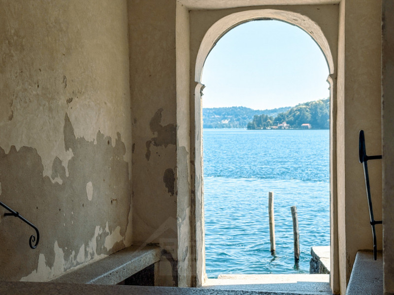 Detached house for sale on the Island of San Giulio, a unique opportunity
