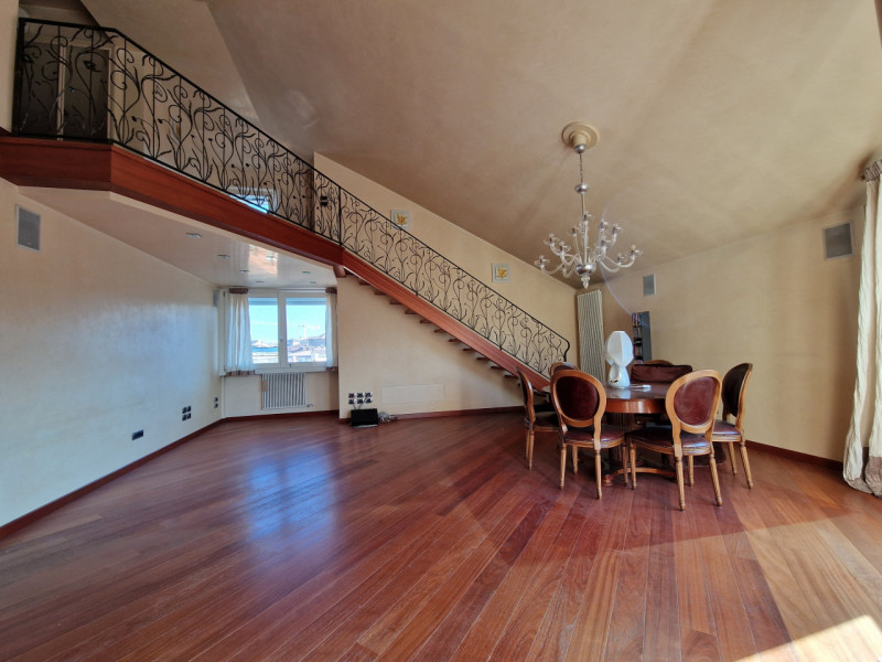 Nel cuore pulsante del centro storico, questo favoloso attico rappresenta un'opportunità rara e u...