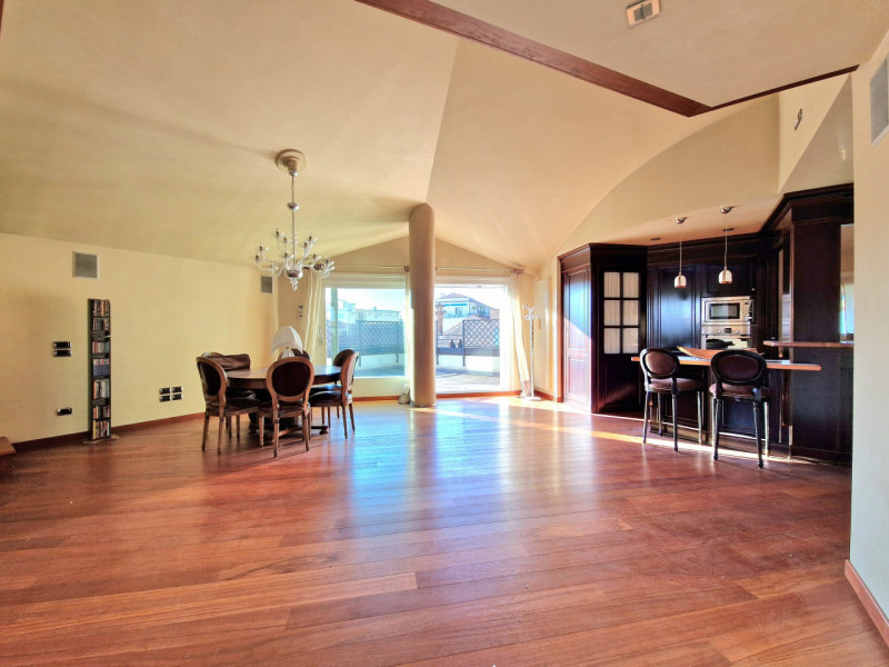 Nel cuore pulsante del centro storico, questo favoloso attico rappresenta un'opportunità rara e u...