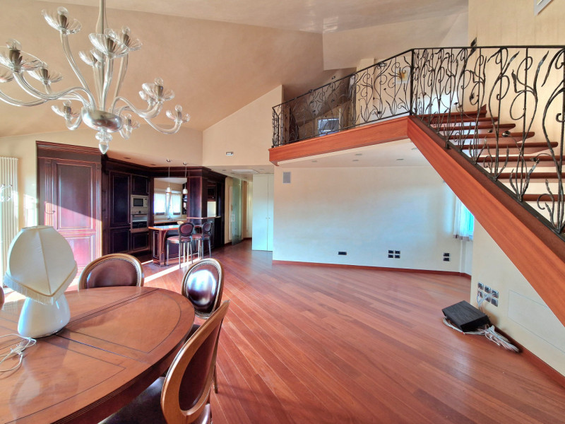 Nel cuore pulsante del centro storico, questo favoloso attico rappresenta un'opportunità rara e u...