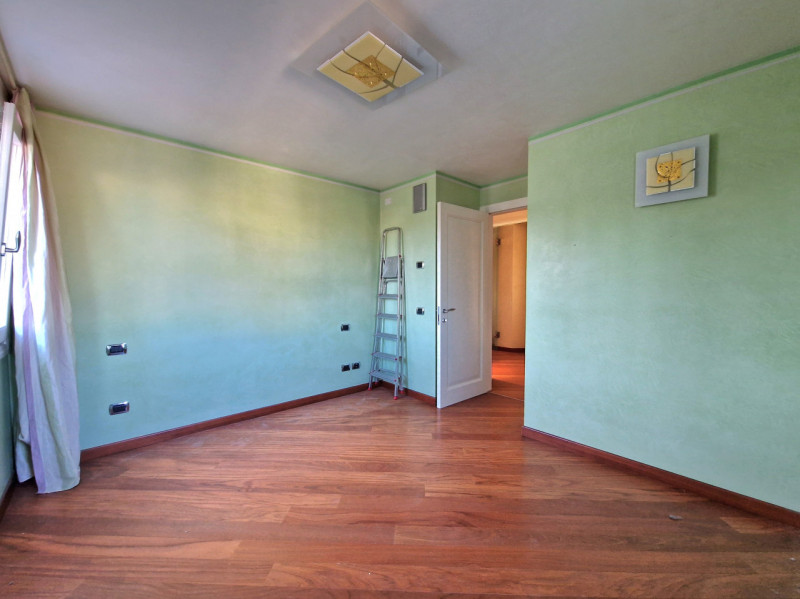 Nel cuore pulsante del centro storico, questo favoloso attico rappresenta un'opportunità rara e u...