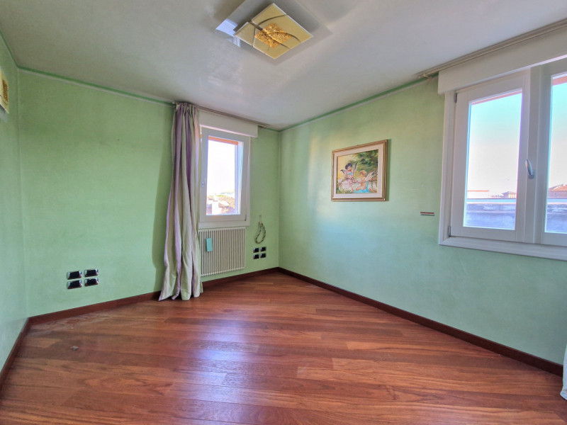 Nel cuore pulsante del centro storico, questo favoloso attico rappresenta un'opportunità rara e u...