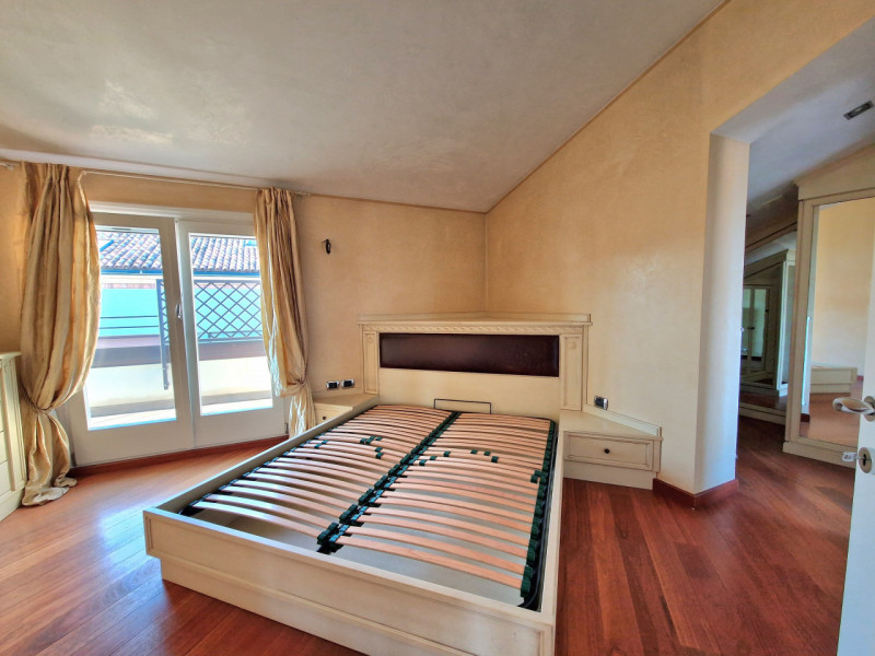 Nel cuore pulsante del centro storico, questo favoloso attico rappresenta un'opportunità rara e u...