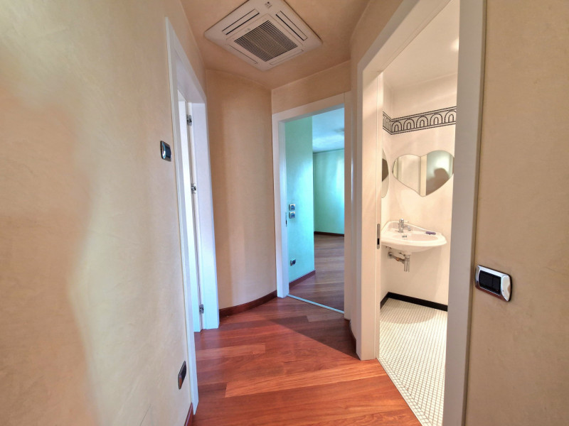 Nel cuore pulsante del centro storico, questo favoloso attico rappresenta un'opportunità rara e u...