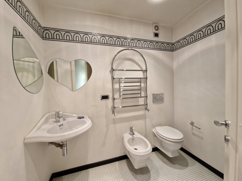 Nel cuore pulsante del centro storico, questo favoloso attico rappresenta un'opportunità rara e u...