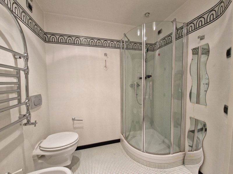 Nel cuore pulsante del centro storico, questo favoloso attico rappresenta un'opportunità rara e u...