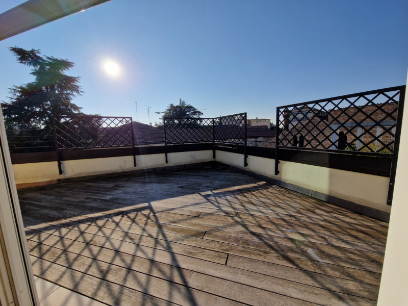 Nel cuore pulsante del centro storico, questo favoloso attico rappresenta un'opportunità rara e u...