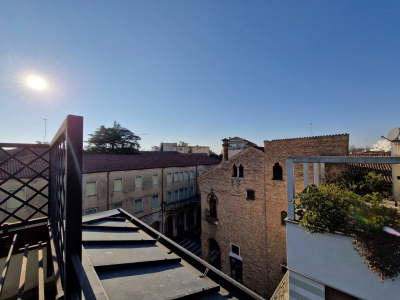 Nel cuore pulsante del centro storico, questo favoloso attico rappresenta un'opportunità rara e u...