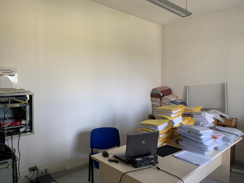 CARPANEDO proponiamo in affitto ufficio di circa 100 mq. disposto su due livelli. Al piano terra ...